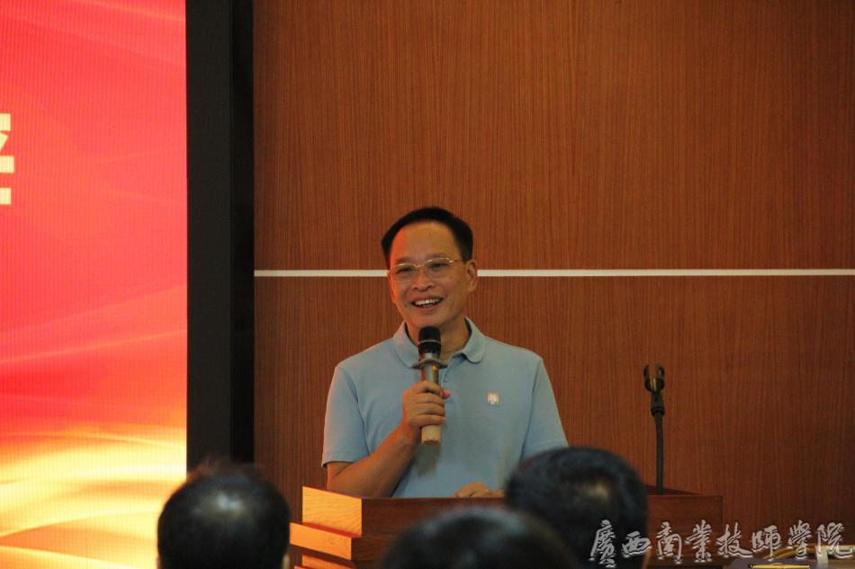 学院领导陆燕春致辞.jpg